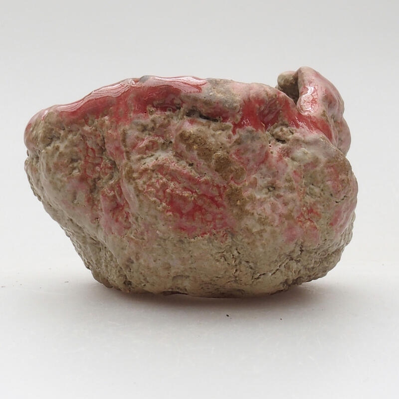 Ceramic shell 5 x 5 x 5 cm, color red and white