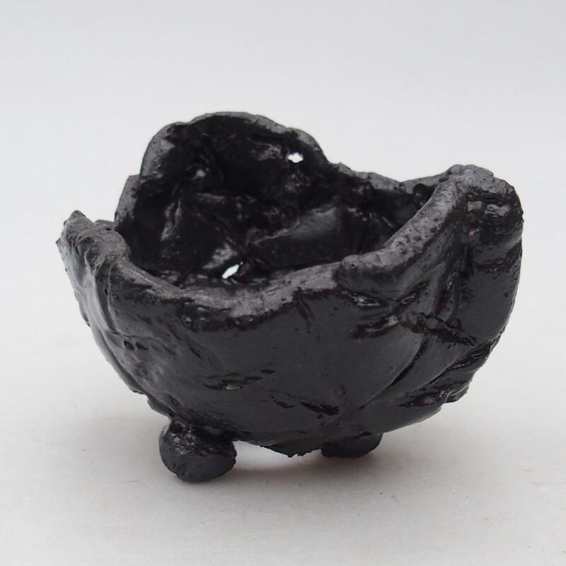 Ceramic shell 8.5 x 7.5 x 6 cm, color black