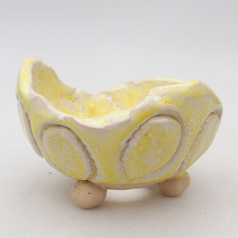 Ceramic Shell 8.5 x 8.5 x 5.5 cm, white-yellow color