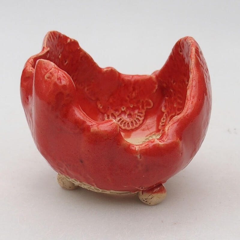 Ceramic shell 8.5 x 8.5 x 7 cm, color red