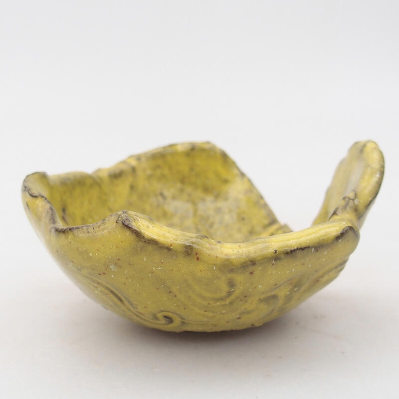 Ceramic shell 9 x 8.5 x 4.5 cm, color green-yellow