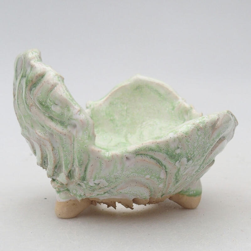 Ceramic Shell 9 x 8.5 x 6 cm, color white-green